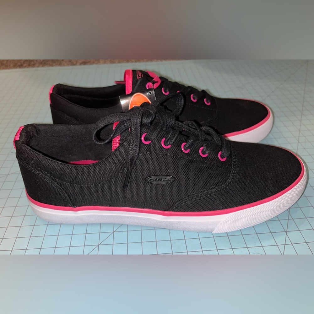 Lugz size 9 black and pink Seabrook low top sneakers